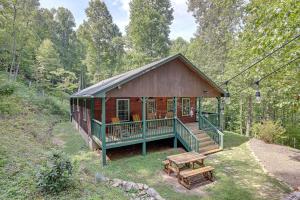 uma cabana na floresta com uma mesa de piquenique e um banco em Smoky Mountain Cabin with Camping Area and Fire Pit! em Whittier