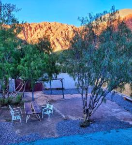 ein Picknicktisch und Stühle vor einem Berg in der Unterkunft ALQUILER TEMPORARIO EN PURMAMARCA in Purmamarca