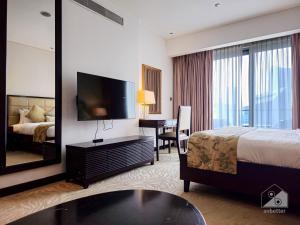 TV a/nebo společenská místnost v ubytování Luxury at The Address Dubai Marina Residence