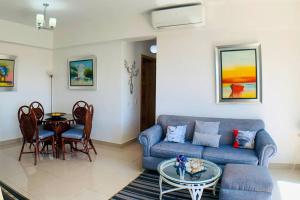 - un salon avec un canapé bleu et une table dans l'établissement Boca del Mar, Torre II, Apto. 402, à Cuevas