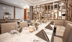 une salle à manger avec une grande table et des chaises dans l'établissement Hotel Montana, à Arzl im Pitztal