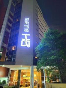 um edifício com um sinal na lateral em BH Raja Hotel em Belo Horizonte