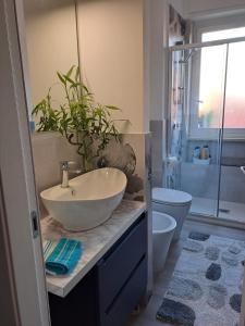 een badkamer met een grote wastafel en een toilet bij CasaRina Milano in Milaan