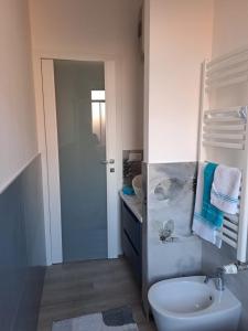 een badkamer met een wit toilet en een wastafel bij CasaRina Milano in Milaan