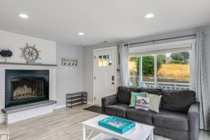 un salon avec un canapé et une cheminée dans l'établissement Lake Cruiser Cottage, à Manson