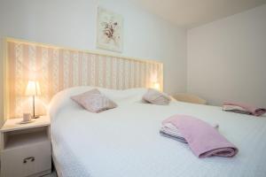 Postel nebo postele na pokoji v ubytování Apartments Oleandar