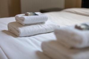 a pile of towels sitting on top of a bed at Spacious 1 BDR apt - 2min to Bond Str Station in London