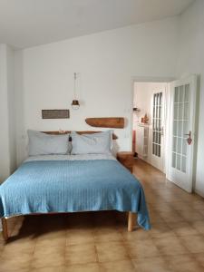 ヴィッラフランカ・ディ・ヴェローナにあるCasa Felicitàのベッドルーム1室(青い毛布付きのベッド1台付)