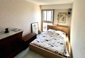 een slaapkamer met een bed en een raam bij FLC - La Plaine-Cr. Julien-Lift-Clim in Marseille