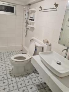 La salle de bains blanche est pourvue de toilettes et d'un lavabo. dans l'établissement Entire house in Pakchong, à Ban Sathani Bandai Ma