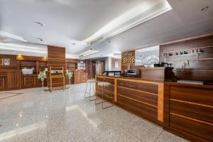 فندق ايديل هوم Ideal home hotel في المدينة المنورة: مطعم به كونترات خشبية في غرفة كبيرة
