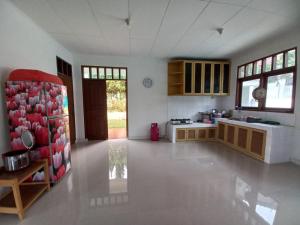 Zimmer mit einer Küche mit Herd und Kühlschrank in der Unterkunft Villa Cimacan BC 105 in Cipanas