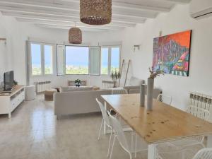 sala de estar con mesa y sofá en Villa avec piscine et vue panoramique à 15min de la plage!, en Monte Pego