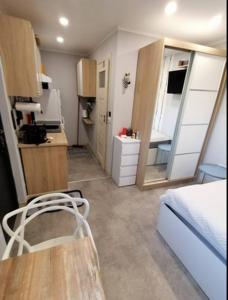 Habitación pequeña con cama y cocina en Best Place for You en Batumi