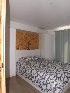1 dormitorio con 1 cama en una habitación en 818 Centro Náutico Bungalows en Vila Real de Santo António