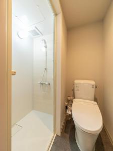 łazienka z toaletą i prysznicem w obiekcie Super Hotel Fujikawaguchiko Tennenonsen w mieście Fujikawaguchiko