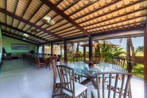 - une salle à manger avec une table et des chaises dans l'établissement Casa Incrível em Barra do Cunhaú por Carpediem, à Canguaretama
