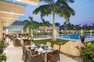 Bazén v ubytování Fraser Suites Abuja nebo v jeho okolí