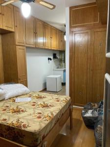 um quarto com uma cama e armários de madeira em Loft no Hotel Quitandinha em Petrópolis
