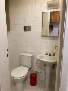 uma casa de banho com um WC e um lavatório em Loft no Hotel Quitandinha em Petrópolis