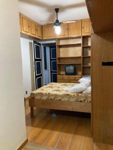 um quarto com uma cama e uma televisão em Loft no Hotel Quitandinha em Petrópolis
