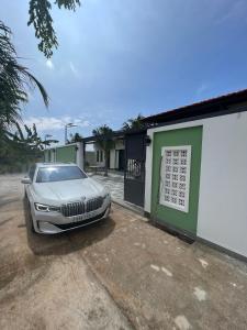 a car parked in a parking lot next to a building at Villa Ngọc Châu Phan Thiết Chi nhánh 2 - 4 Phòng Ngủ, Có Bếp, Phòng Ăn, Phòng Khách, Miễn Phí Sân BBQ và Bãi Xe Ô Tô Rộng Rãi in Phan Thiet