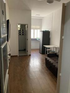 un salon avec un canapé et une table dans l'établissement Loft no Hotel Quitandinha, à Petrópolis