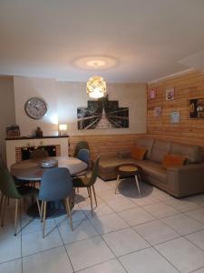 un salon avec un canapé et une table dans l'établissement le gîte le CAMÉLIA, à Saint-Aignan