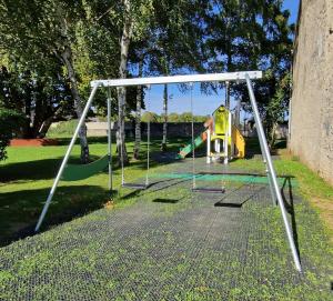 een schommel in een park met een speeltuin bij Domaine Malar in Guillerval