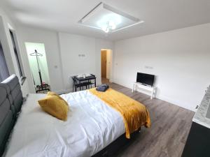 1 dormitorio con 1 cama grande y TV en Homestay by BIC Legends 3, en Batley Carr