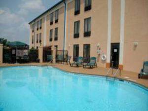 格里尔Comfort Inn & Suites Greer - Greenville的建筑物前的一个大型游泳池
