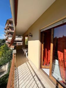 einen Balkon eines Hauses mit einem großen Fenster in der Unterkunft Alloggio Turistico Riosole 5.8 in Poggio Mirteto