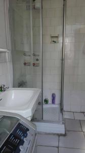 een badkamer met een douche, een wastafel en een bad bij centrico Plaza san martín esquina Apurimac y contumaza 817 departamento 3 edificio Encarnación in Lima