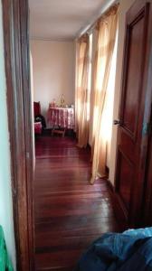 um corredor com um quarto com uma mesa e uma porta em centrico Plaza san martín esquina Apurimac y contumaza 817 departamento 3 edificio Encarnación em Lima