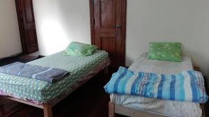 een kamer met 2 aparte bedden in een kamer bij centrico Plaza san martín esquina Apurimac y contumaza 817 departamento 3 edificio Encarnación in Lima