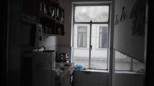 een kleine keuken met een raam en een deur bij centrico Plaza san martín esquina Apurimac y contumaza 817 departamento 3 edificio Encarnación in Lima