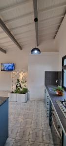 kuchnia z podłogą wyłożoną kafelkami i sufitem w obiekcie Flamingo résidence w mieście Toliara