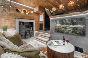 - un salon avec un canapé et une table dans l'établissement Coronation Cottages, Modernised 200-Year-Old Lake District Cottage Getaway for Two, à Lindale