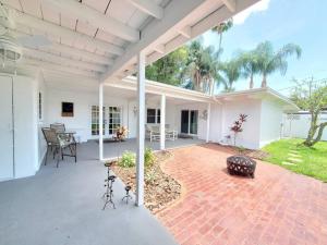 Casa blanca grande con patio de ladrillo en Large beautiful Magnolia in the sunny Saint Pete., en San Petersburgo