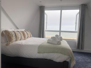Postel nebo postele na pokoji v ubytování Magnificent Beach House