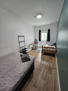 una camera con un letto e un divano di Neon 160 a Swansea
