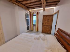 Un dormitorio con una gran cama blanca y una ventana en Bed & Basta, en Allerona