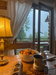uma tigela de comida numa mesa com uma janela em House Blanka,kuća za odmor em Skrad