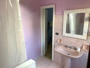 a bathroom with a sink and a mirror at Casa vacanza in Cassino