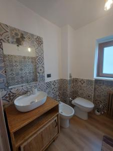 ein Bad mit einem Waschbecken und einem WC in der Unterkunft Casa a Rucas in Montoso