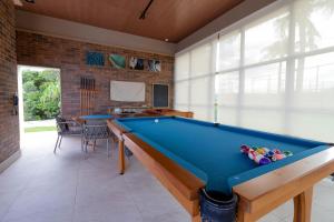 una sala biliardo con tavolo da biliardo di SA07 Maravilhosa Casa 5 Suítes - Reserva de Sauípe a Costa do Sauipe