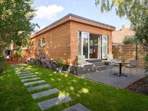 a backyard with a wooden house with a patio at Chalet in Köln - Tinyhouse in Cologne