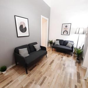 sala de estar con 2 sofás y suelo de madera en Casa Setter, en Turín
