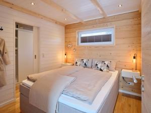 a bedroom with a large bed in a wooden wall at Chalet in Köln - Tinyhouse in Cologne