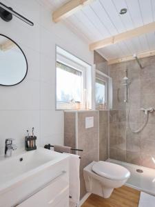 een witte badkamer met een toilet en een douche bij Chalet in Köln - Tinyhouse in Keulen